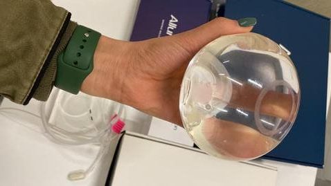 Le ballon gastrique Allurion dans la main de la coordinatrice